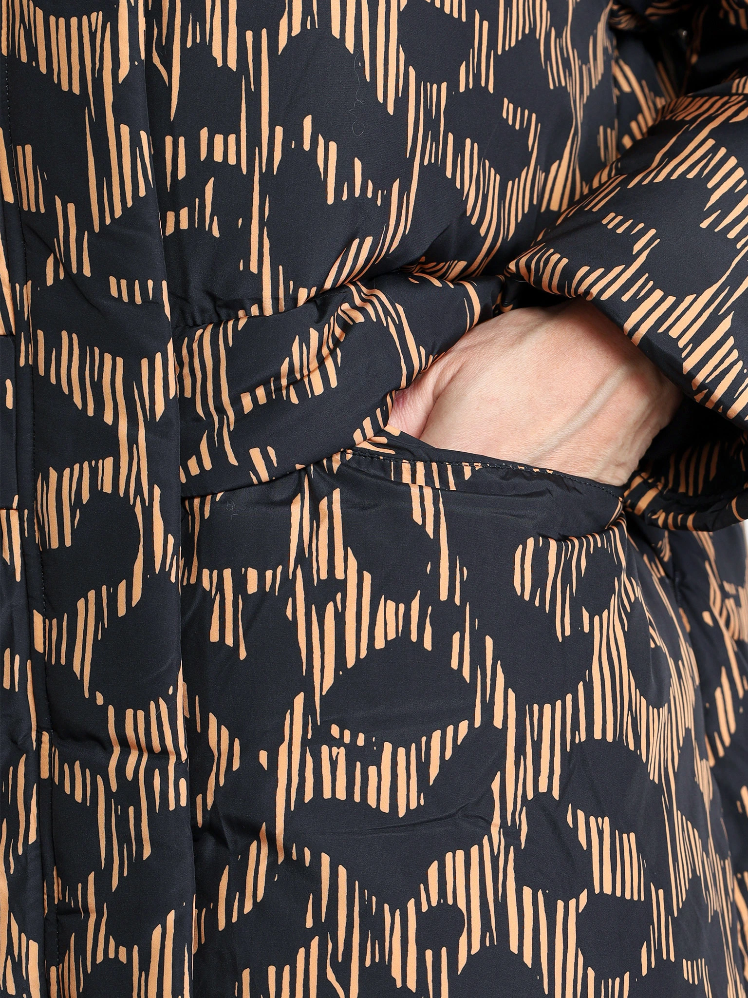 Пуховик с абстрактным принтом коричневого цвета с капюшоном